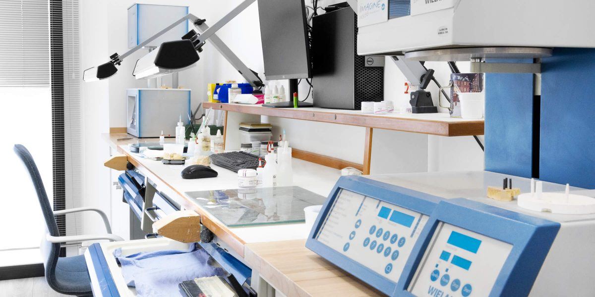 Il banco di lavoro del laboratorio odontotecnico