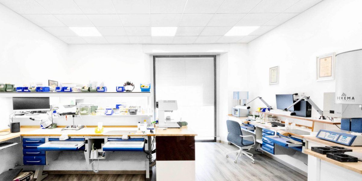 Il laboratorio odontotecnico adiacente